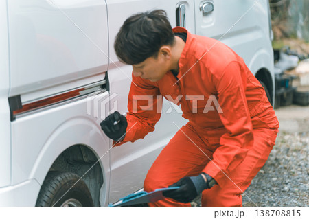 軽バンとツナギ姿の男性 138708815