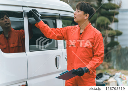 軽バンとツナギ姿の男性 軽バンとツナギ姿の男性 138708819