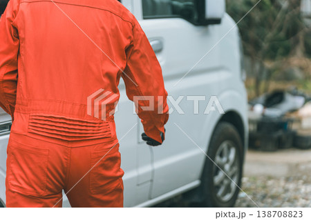 軽バンとツナギ姿の男性 138708823