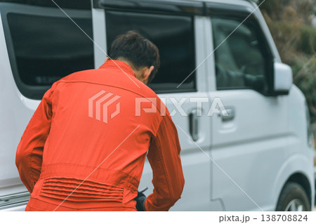 軽バンとツナギ姿の男性 138708824