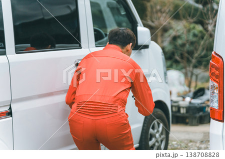 軽バンとツナギ姿の男性 138708828