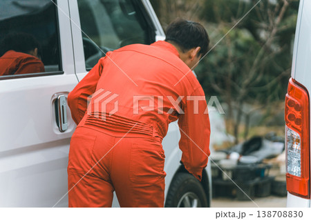 軽バンとツナギ姿の男性 138708830