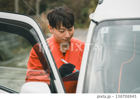 自動車を査定する 138708845