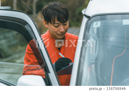 車を査定する 138708846