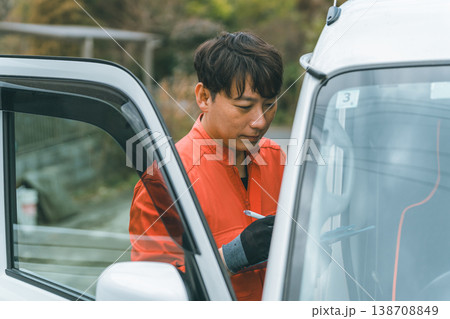 軽貨物とツナギ姿の男性 138708849