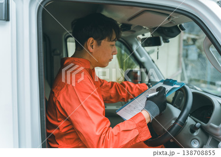 軽バンとツナギ姿の男性 138708855