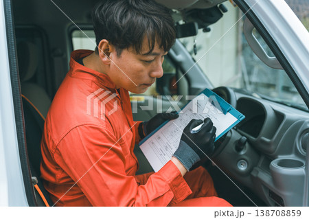 軽バンとツナギ姿の男性 138708859