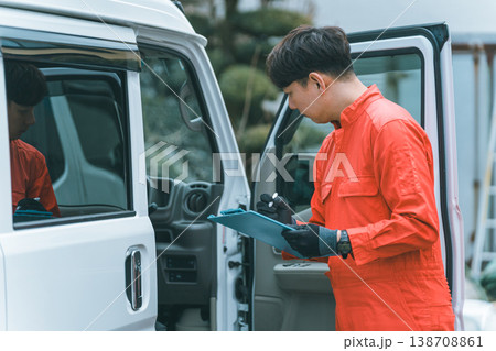 軽バンとツナギ姿の男性 138708861