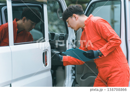 軽バンとツナギ姿の男性 軽バンとツナギ姿の男性 138708866