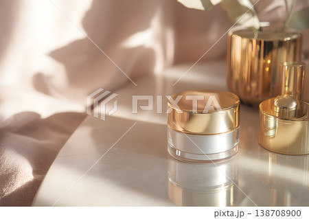 ナチュラルスキンケア製品とオーガニックビューティーのピンクベージュテクスチャ背景・やわらかなミニマル 138708900