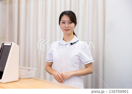 クリニック　受付で対応するスタッフ 138708901