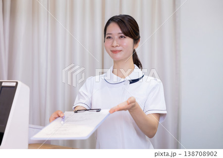 クリニック　受付で対応するスタッフ 138708902