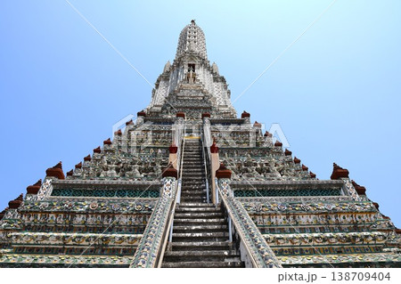 タイバンコクのワット・アルン(暁の寺)外観5 タイバンコクのワット・アルン(暁の寺)外観5 138709404