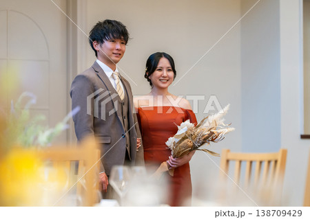 結婚式で披露宴会場にブーケを持って入場する新郎新婦(お色直し) 結婚式で披露宴会場にブーケを持って入場する新郎新婦(お色直し) 138709429
