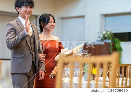 結婚式で披露宴会場にブーケを持って入場する新結婚式で披露宴会場にブーケを持って入場郎新婦(お色直し) 結婚式で披露宴会場にブーケを持って入場する新結婚式で披露宴会場にブーケを持って入場郎新婦(お色直し) 138709430