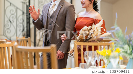 結婚式で披露宴会場にブーケを持って入場する新結婚式で披露宴会場にブーケを持って入場郎新婦（お色直し） 138709431