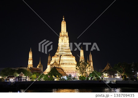 タイバンコクのワット・アルン（暁の寺）夜景4 138709435