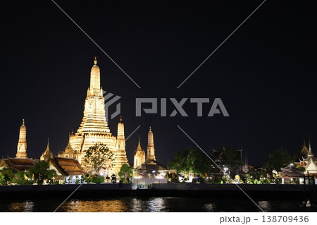 タイバンコクのワット・アルン（暁の寺）夜景3 138709436