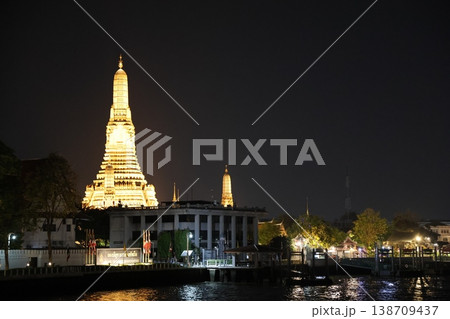 タイバンコクのワット・アルン(暁の寺)夜景1 タイバンコクのワット・アルン(暁の寺)夜景1 138709437