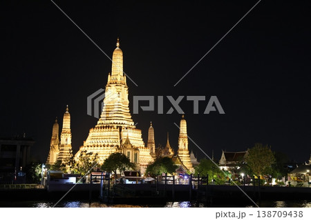 タイバンコクのワット・アルン（暁の寺）夜景2 138709438
