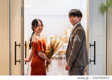 結婚式で披露宴会場の扉を開ける新郎新婦 結婚式で披露宴会場の扉を開ける新郎新婦 138709447