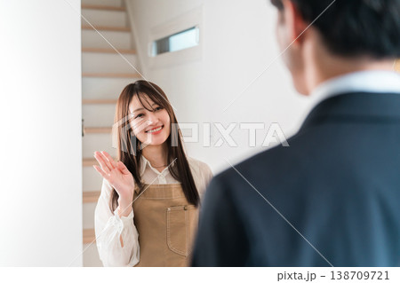 朝出勤する夫・旦那を笑顔で見送りする若いアジア人女性・妻 138709721