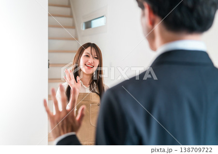 朝出勤する夫・旦那を笑顔で見送りする若いアジア人女性・妻 138709722