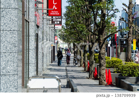 八王子の都市風景 八王子駅南口 歩道の並木風景 八王子の都市風景 八王子駅南口 歩道の並木風景 138709939