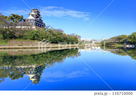 【岡山県】快晴のシンメトリーな岡山城天守閣 138710000