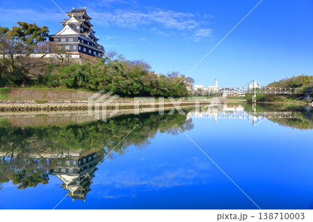 【岡山県】快晴のシンメトリーな岡山城天守閣 【岡山県】快晴のシンメトリーな岡山城天守閣 138710003