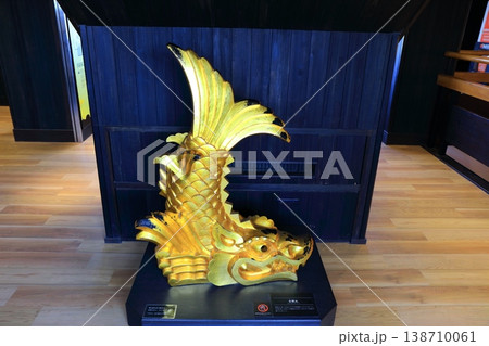 【岡山県】岡山城天守閣の金鯱瓦 138710061