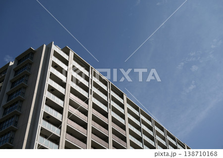 青空をバックにしたマンション 138710168