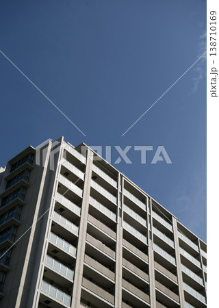 青空をバックにしたマンション 138710169