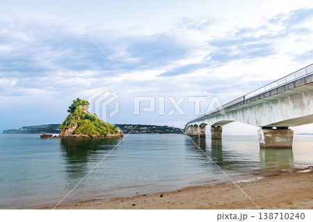 沖縄 古宇利大橋南詰展望所からのカエル島と古宇利大橋の風景 沖縄 古宇利大橋南詰展望所からのカエル島と古宇利大橋の風景 138710240