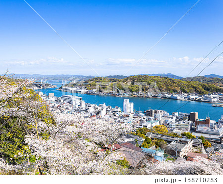 桜咲く穏やかな春の広島県尾道市千光寺周辺から見た尾道市街地 138710283