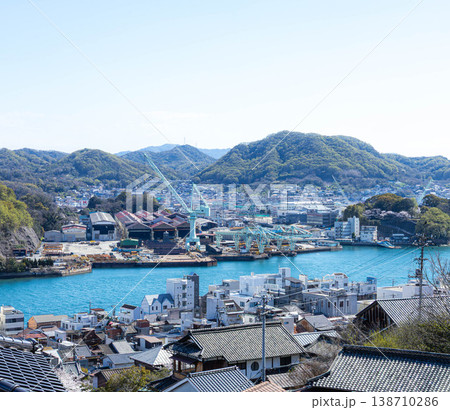桜咲く穏やかな春の広島県尾道市千光寺周辺から見た尾道市街地 桜咲く穏やかな春の広島県尾道市千光寺周辺から見た尾道市街地 138710286