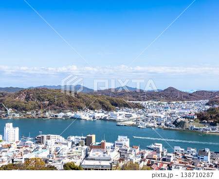 桜咲く穏やかな春の広島県尾道市千光寺周辺から見た尾道市街地 138710287