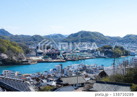 桜咲く穏やかな春の広島県尾道市千光寺周辺から見た尾道市街地 138710289