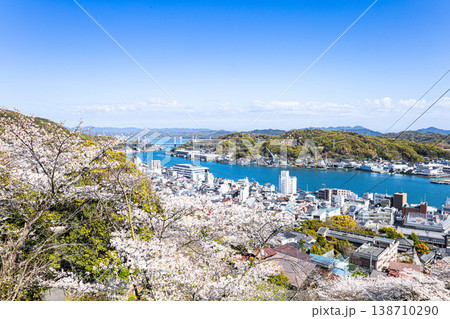 桜咲く穏やかな春の広島県尾道市千光寺周辺から見た尾道市街地 138710290