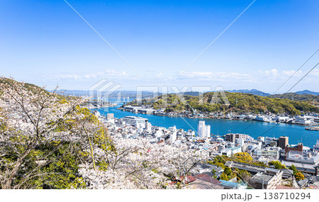 桜咲く穏やかな春の広島県尾道市千光寺周辺から見た尾道市街地 138710294