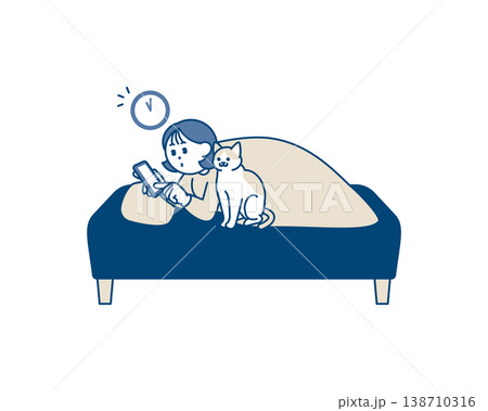 ベッドの中でスマホを見ている女性 138710316