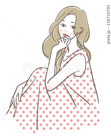 頬に手を当て座る女性 138710785