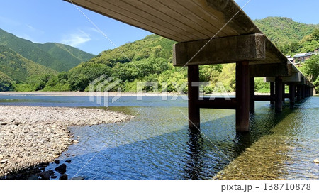 五月晴れの青空と新緑に彩られた四万十川と岩間沈下橋〈高知県西土佐茅生〉 138710878