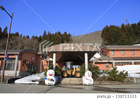 現在は閉館してしまった雪の残る道の駅おじやちぢみの里 現在は閉館してしまった雪の残る道の駅おじやちぢみの里 138711313