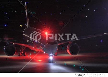 夜の羽田空港　夜間飛行に向かう旅客機　 138711435