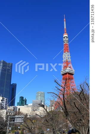 青空にそびえる東京タワー 138711436