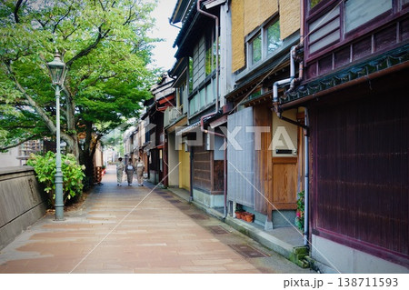 金沢・主計町茶屋街の街並みを歩く着物姿の女性たちと初夏の風景 金沢・主計町茶屋街の街並みを歩く着物姿の女性たちと初夏の風景 138711593