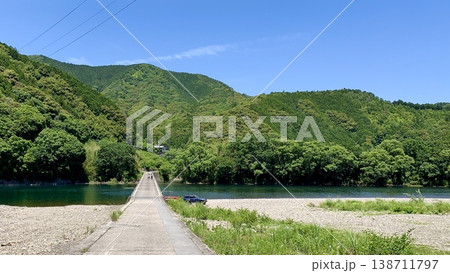 五月晴れの青空と新緑に彩られた四万十川〈勝間沈下橋/高知県四万十市〉 五月晴れの青空と新緑に彩られた四万十川〈勝間沈下橋/高知県四万十市〉 138711797