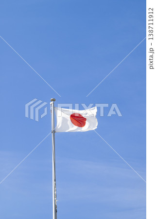 青空をバックにはためく日本の国旗 138711912