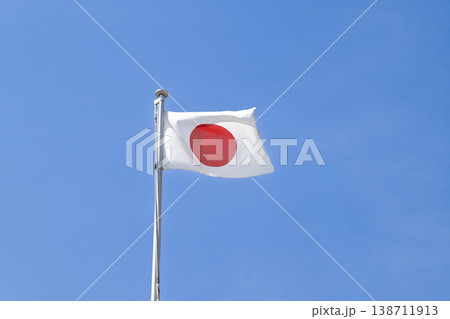 青空をバックにはためく日本の国旗 138711913